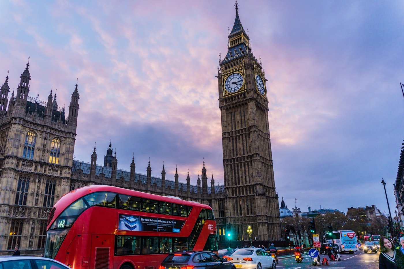 Il Big Ben e un autobus rosso a due piani a Londra