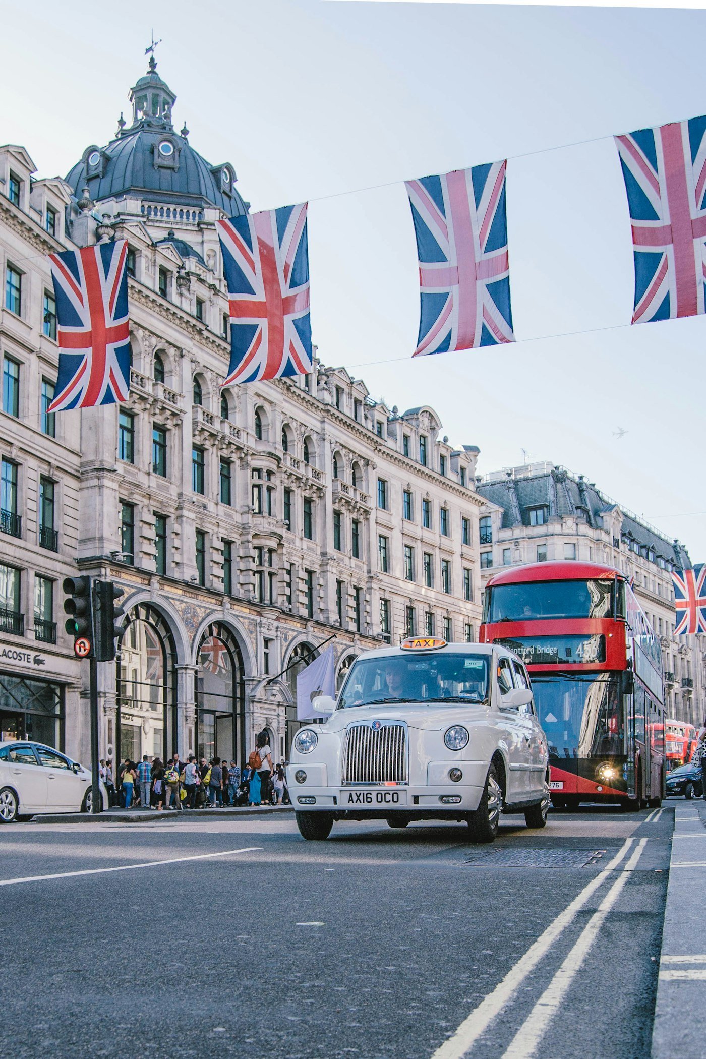 Strada di Londra con taxi, bus e bandiere britanniche