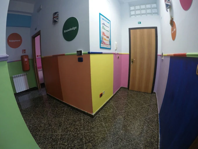 Corridoio colorato della scuola con le aree Enjoyment e Knowledge