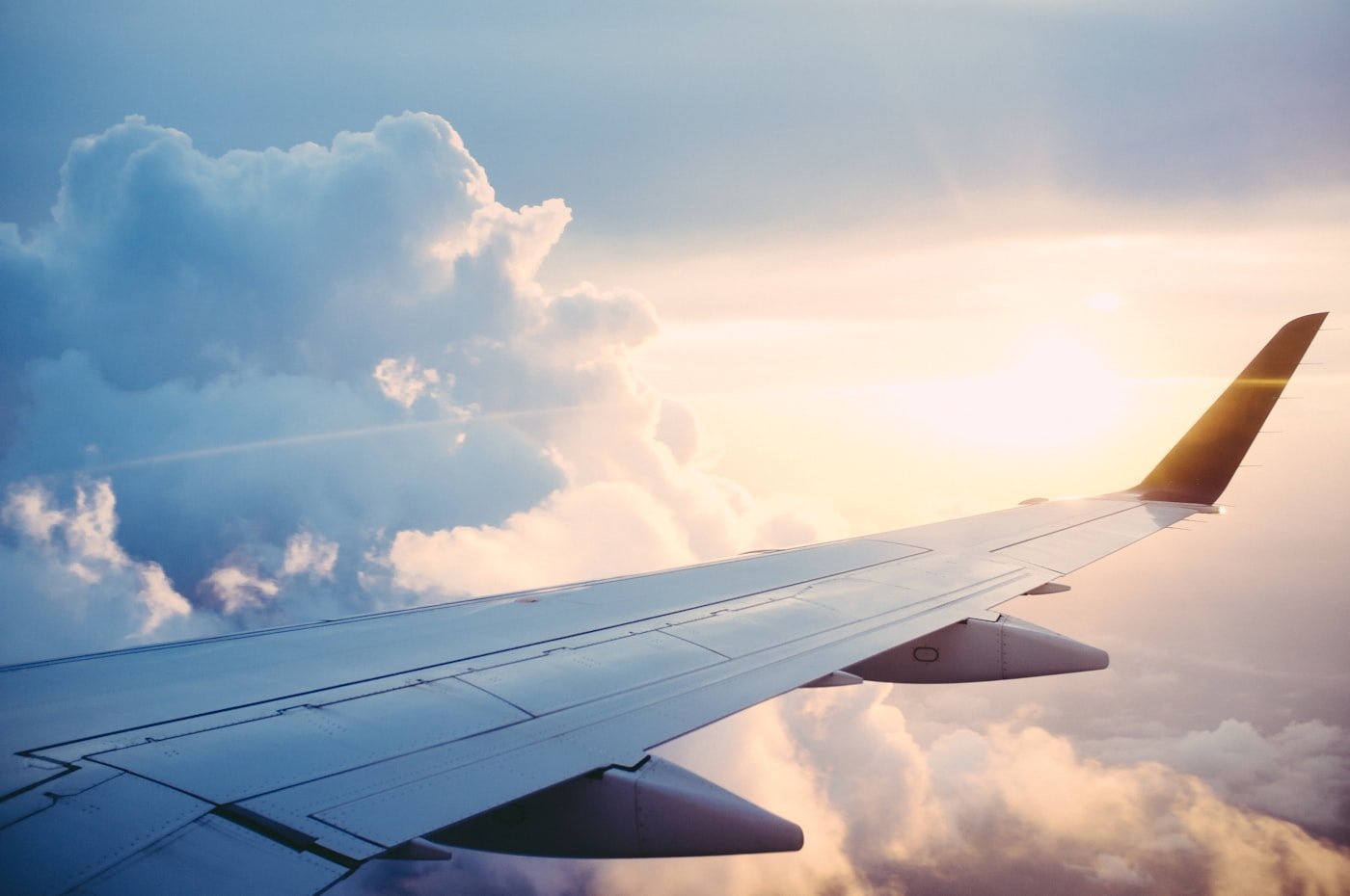 Ala di aereo in volo sopra le nuvole